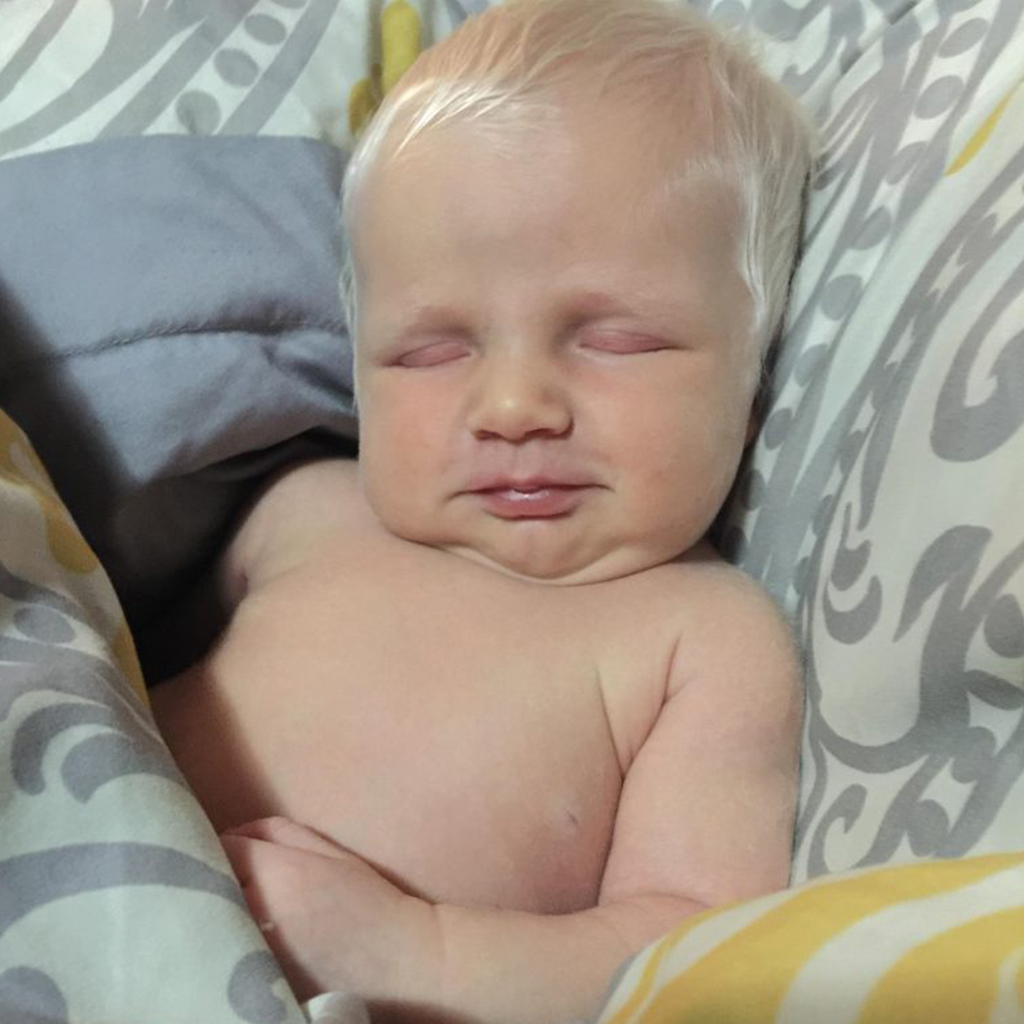 У темноволосых родителей родился светловолосый ребенок. Младенец альбинос. Новорожденные с волосами. Ребёнок родился с волосами.